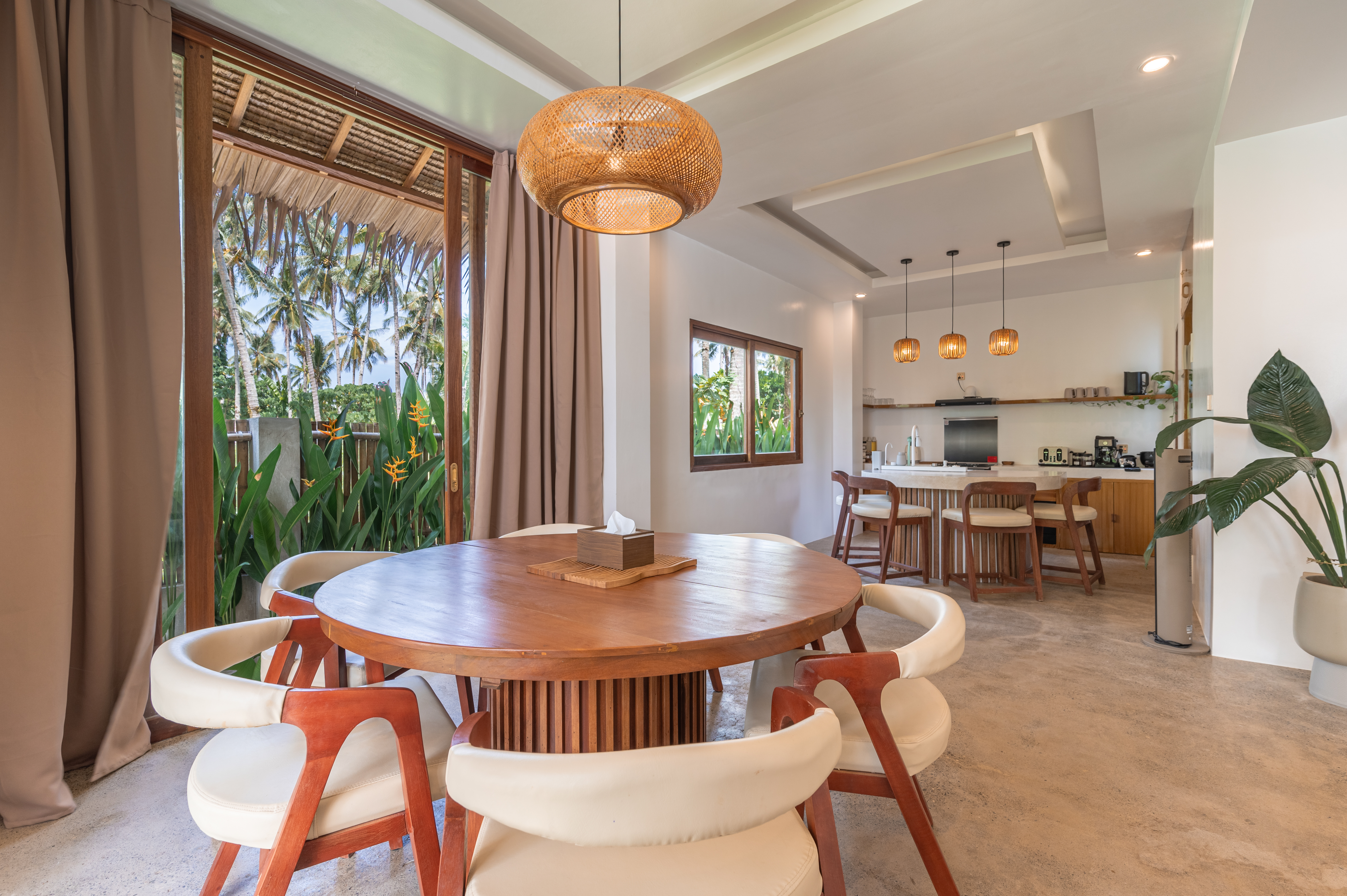 La Luna Villa dining and kitchen space