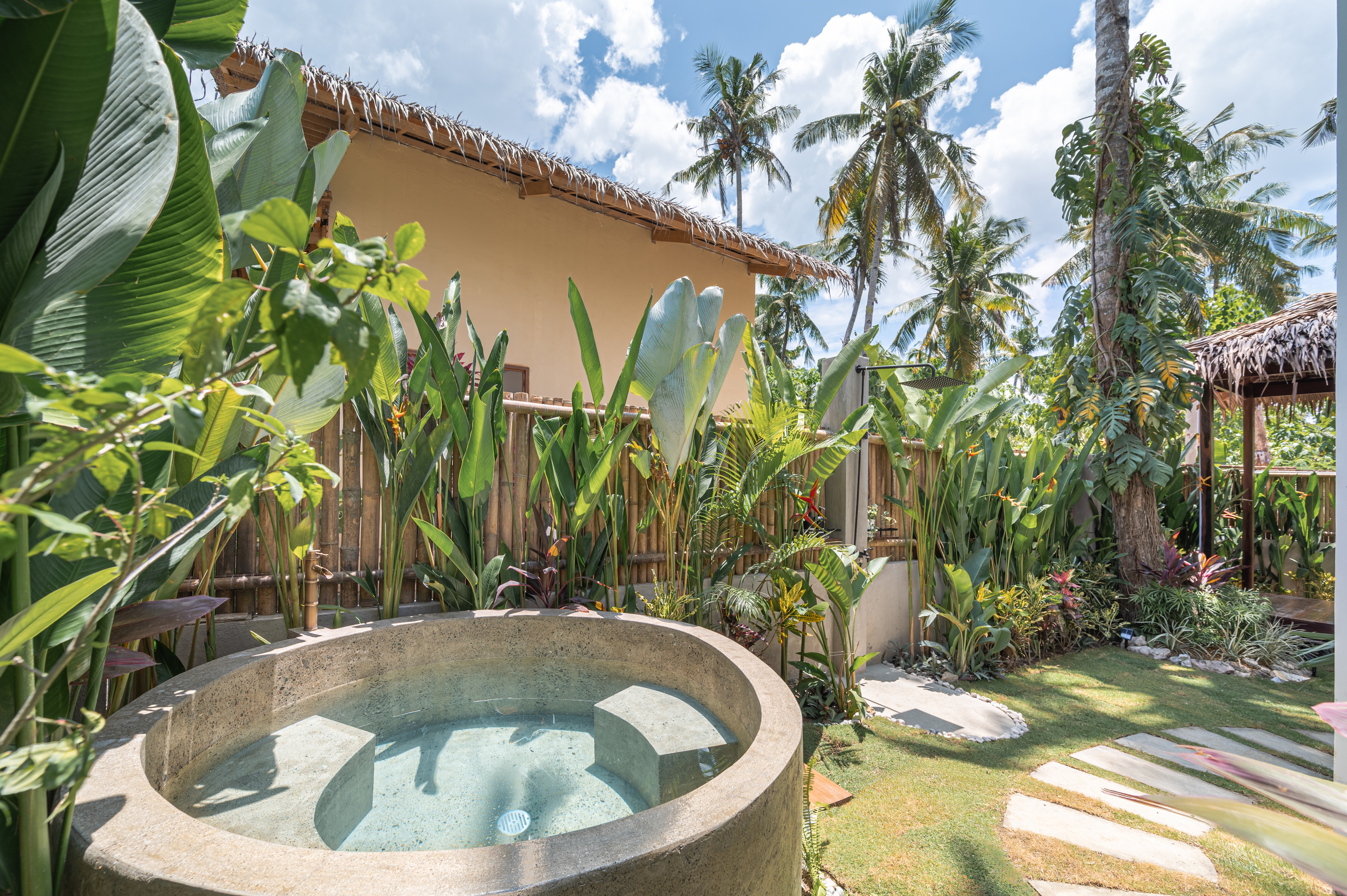 La Luna Villa garden plunge pool